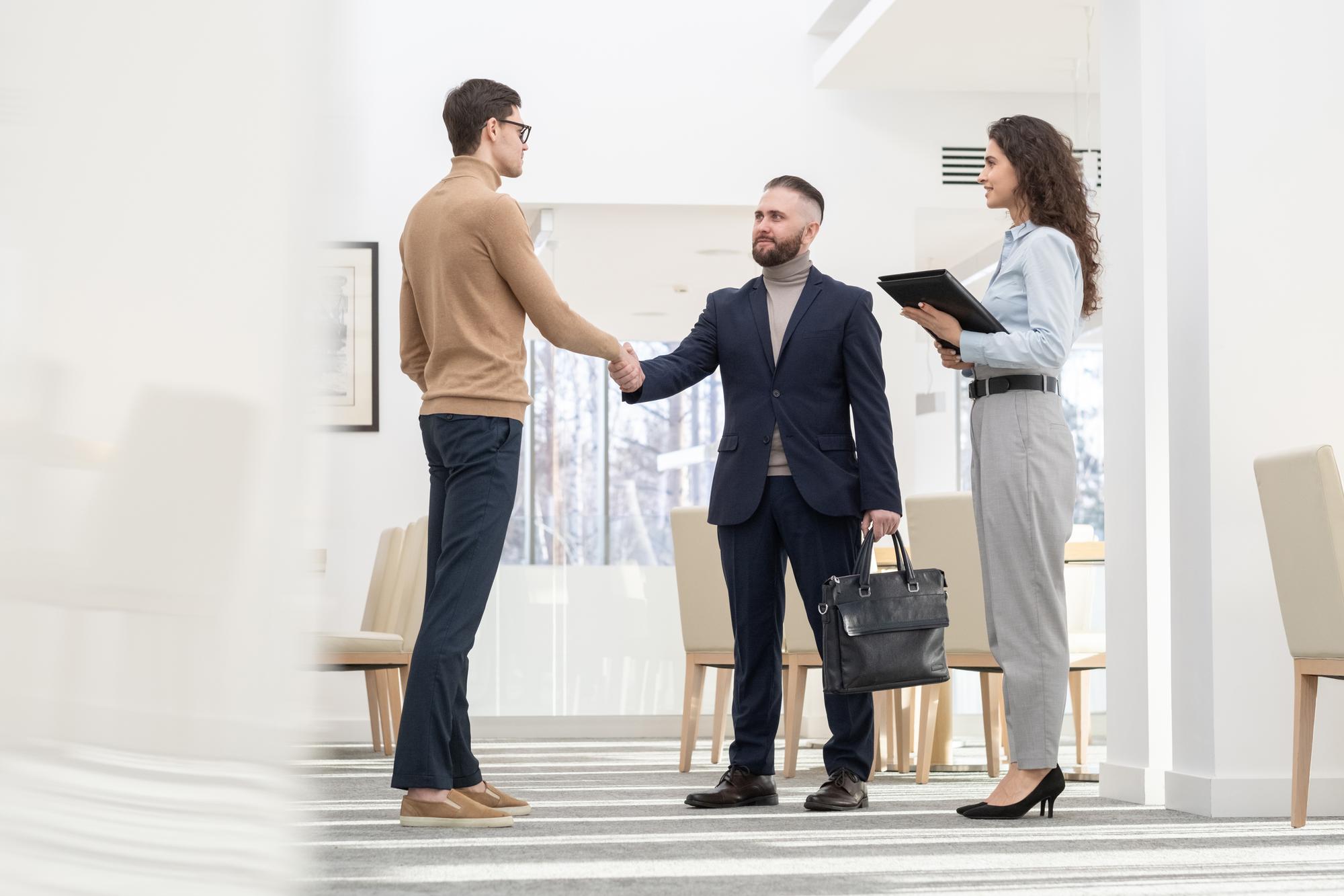 agent primeste client pentru consult